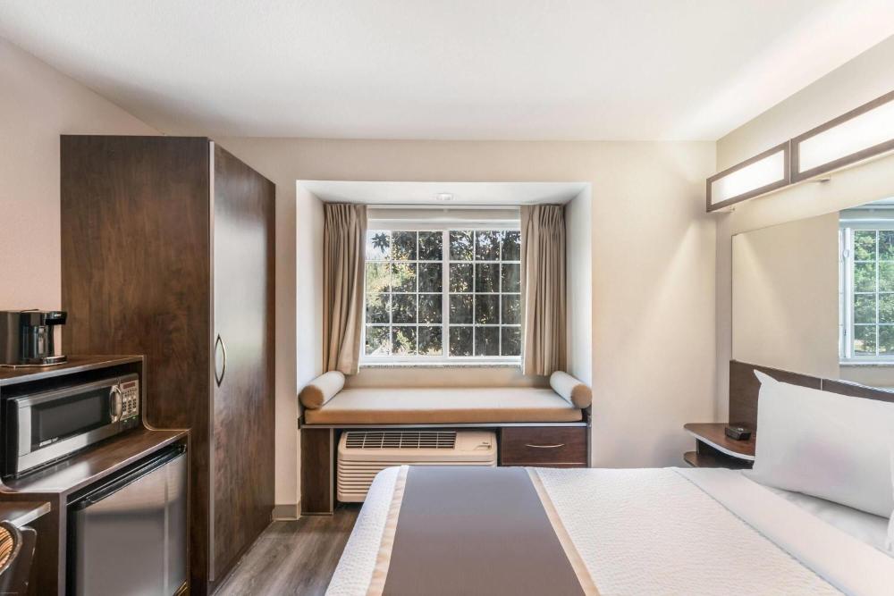 Queen Room - Disability Access/Non-Smoking interior